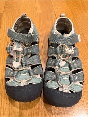Keen Newport H2 sandal size 3.